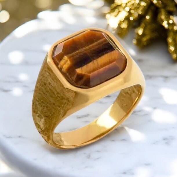 Goldener Ring mit quadratischem Tigerauge – elegantes Schmuckstück für kraftvolle Akzente