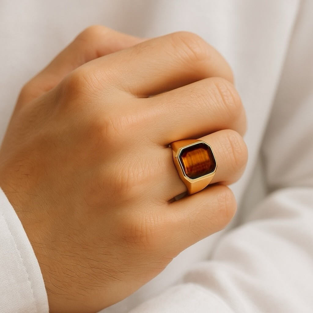 Goldener Ring mit quadratischem Tigerauge – elegantes Schmuckstück für kraftvolle Akzente