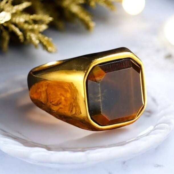 Goldener Ring mit quadratischem Tigerauge – elegantes Schmuckstück für kraftvolle Akzente