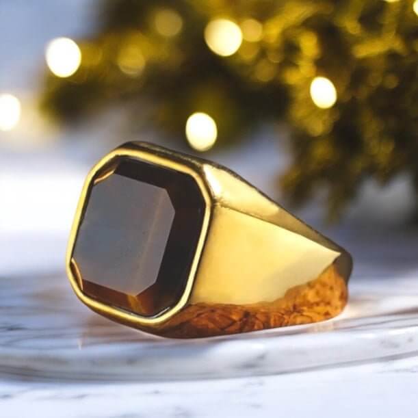 Goldener Ring mit quadratischem Tigerauge – elegantes Schmuckstück für kraftvolle Akzente