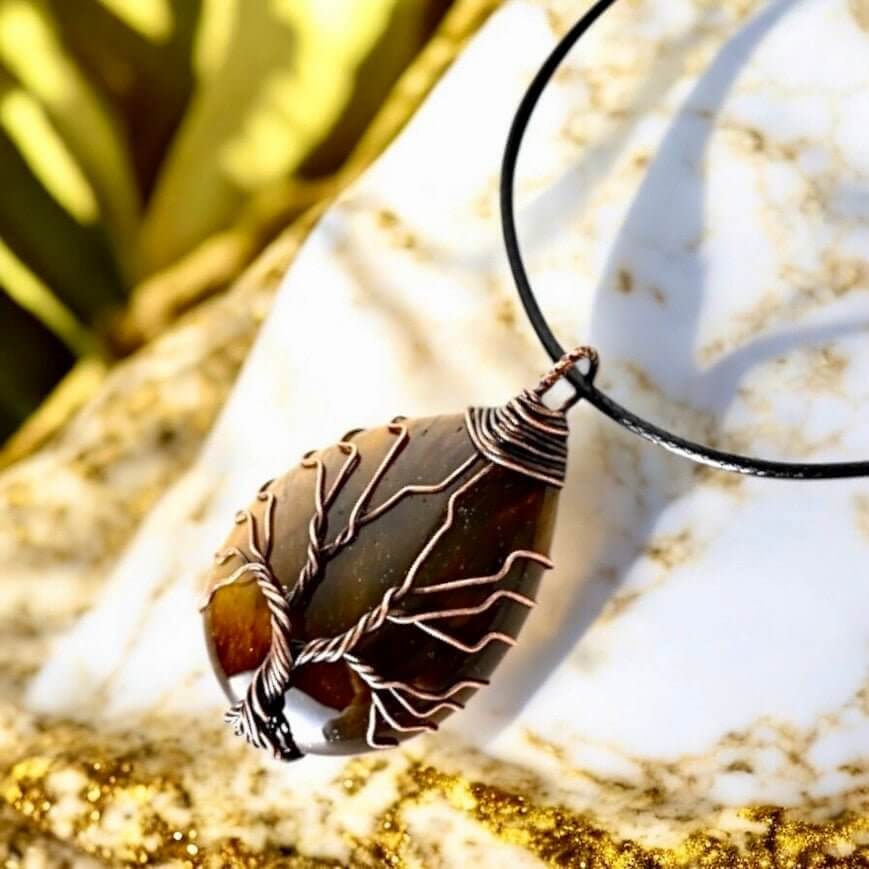 Halskette mit tropfenförmigen Tigerauge und Kupfer