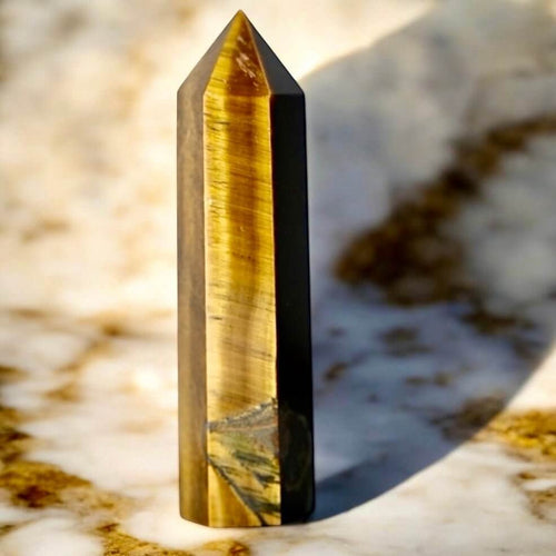 Tigerauge Obelisk – harmonisierende Wirkung und natürliche Schönheit