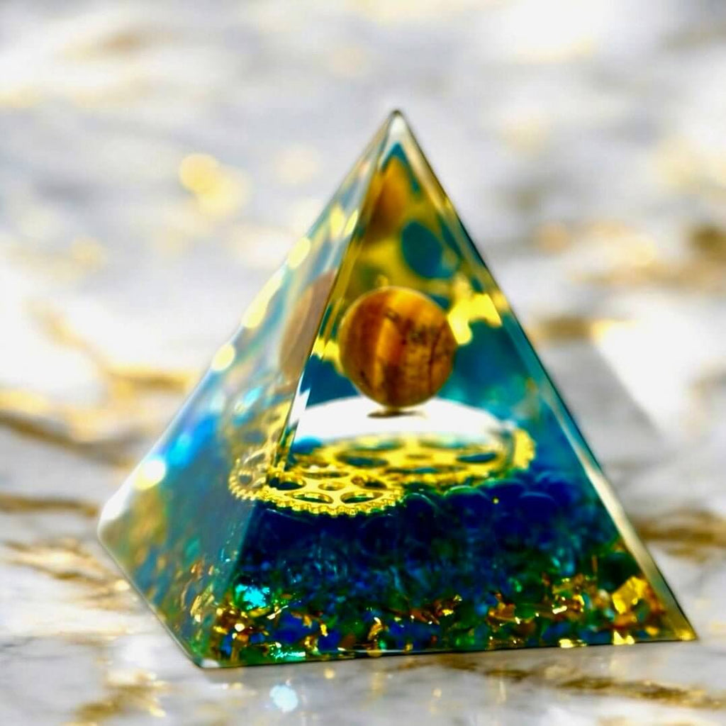 Tigerauge Pyramide mit Zahnrad-Design – kraftvolles Dekor für Fokus und Energie