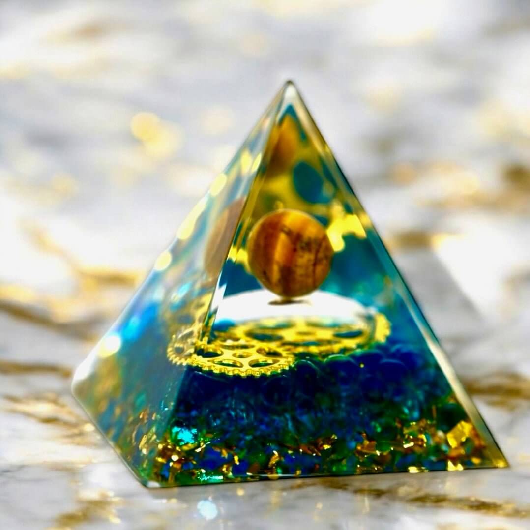 Tigerauge Pyramide mit Zahnrad-Design – kraftvolles Dekor für Fokus und Energie