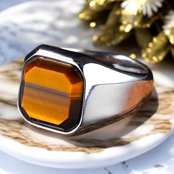 Silberner Ring mit quadratischem Tigerauge – elegantes Schmuckstück für kraftvolle Akzente