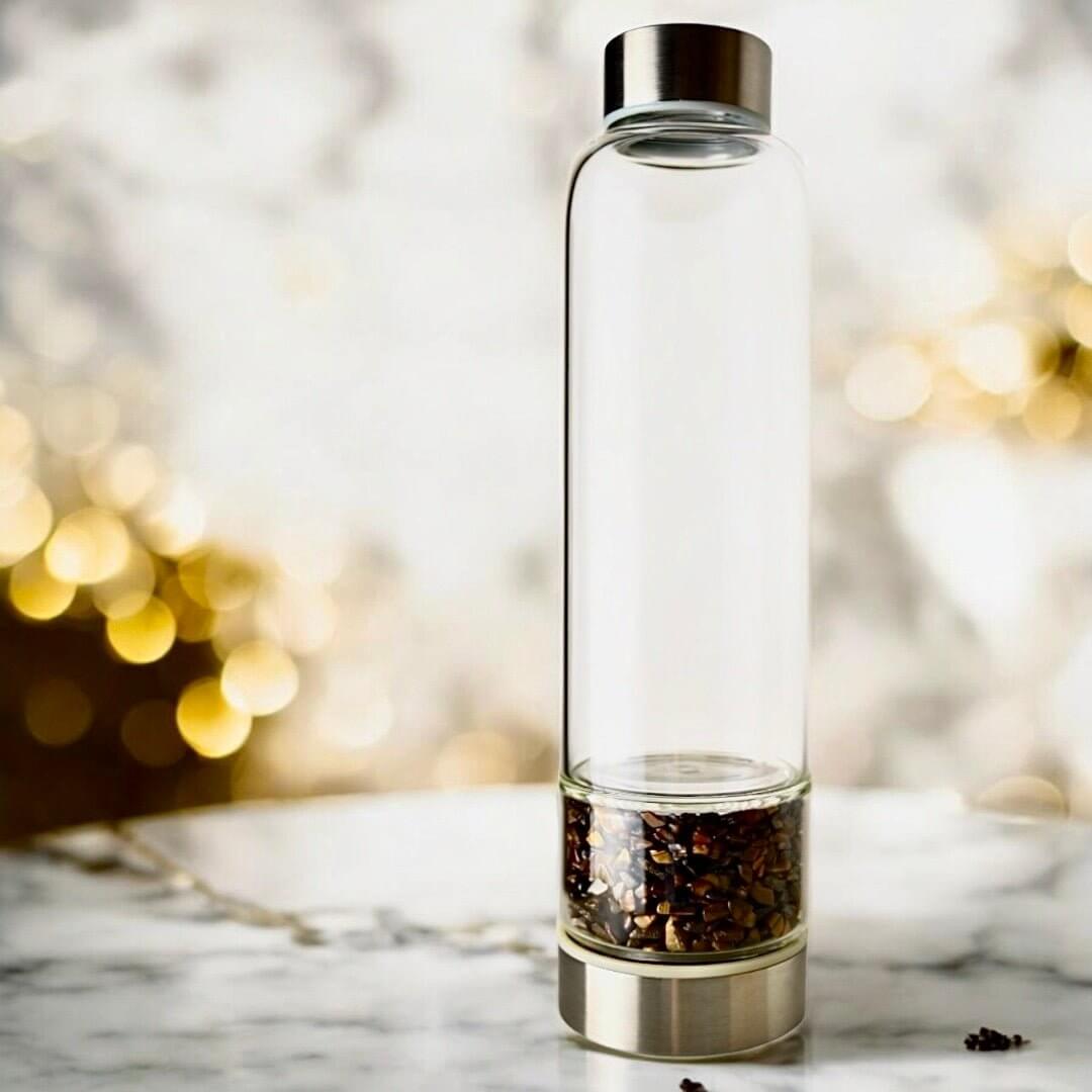 Trinkflasche in Silber mit schimmernden Tigerauge Trommelsteinen