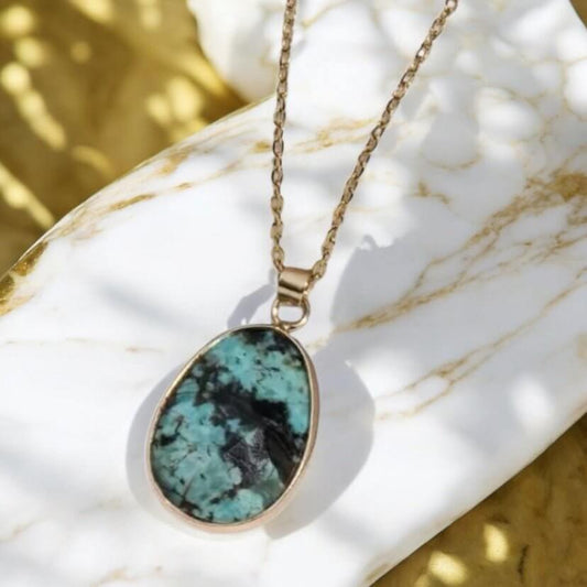 Goldene Kette mit facettiertem afrikanischen Türkis-Anhänger