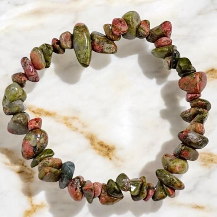 Armband aus Unakit-Splittern – Stilvolles Schmuckstück mit harmonischem Farbspiel