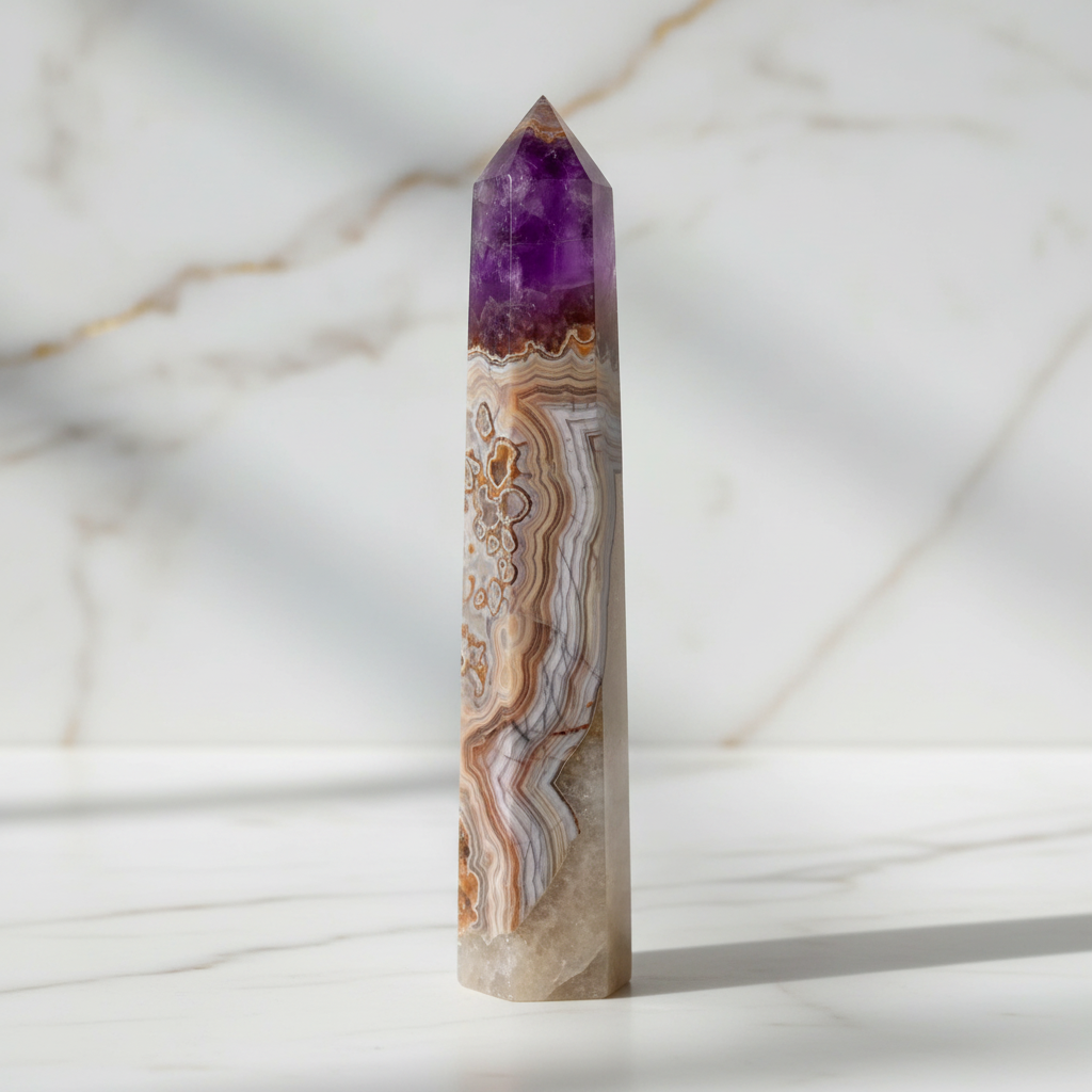 Amethyst-Achat-Obelisk Dreiviertelansicht