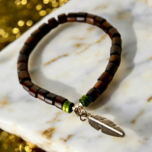 Elastisches Armband mit dunklen Holzperlen und Feder - CrystalScents