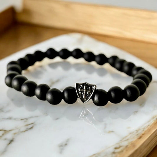 Elastisches Armband mit schwarzen Holzperlen und Schildelement - CrystalScents