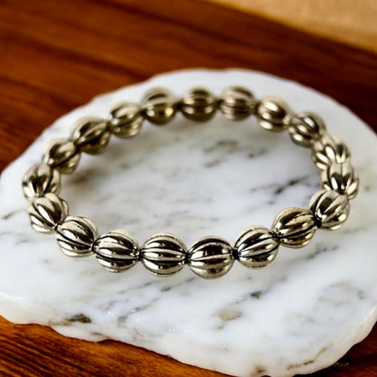 Elastisches Armband mit silbernen Perlen - CrystalScents