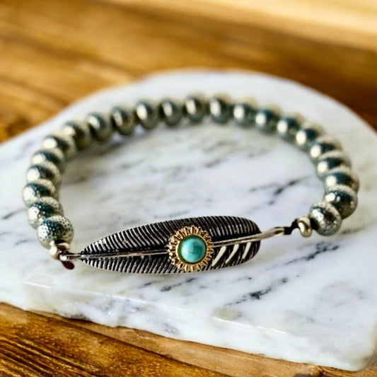 Elastisches Armband mit silbernen Perlen und Feder - CrystalScents