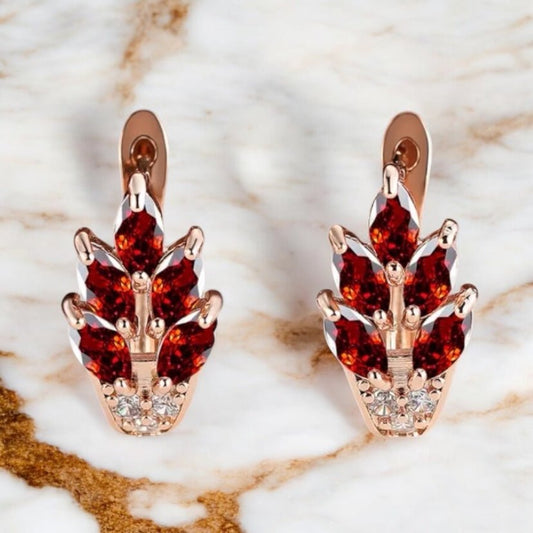 Elegante goldene Kreolen mit Blättern, Rot - CrystalScents