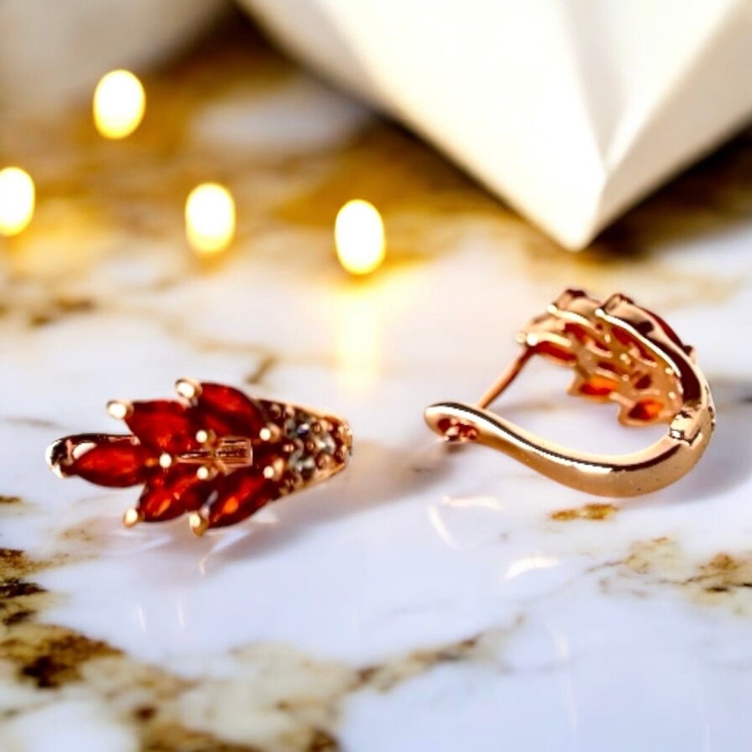 Elegante goldene Kreolen mit Blättern, Rot - CrystalScents