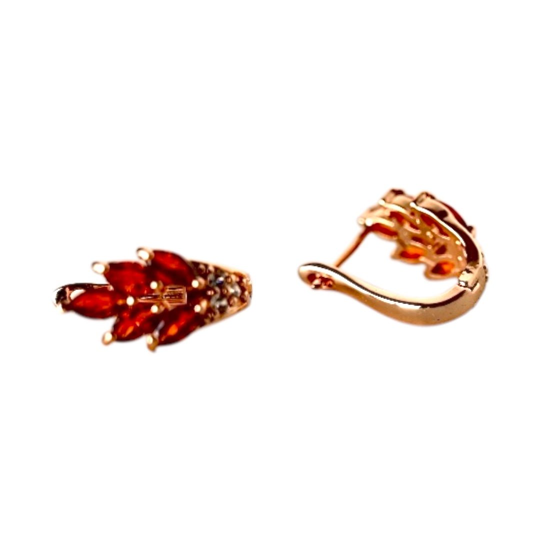 Elegante goldene Kreolen mit Blättern, Rot - CrystalScents