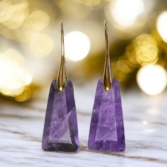 Elegante goldene Ohrringe mit geschliffenem Amethyst - CrystalScents