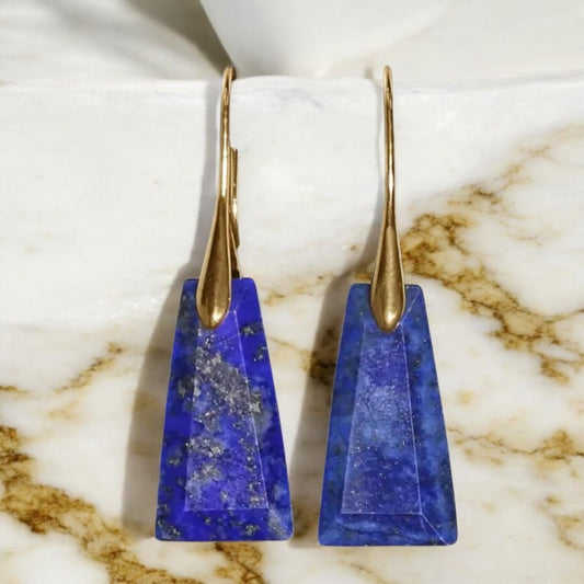 Elegante goldene Ohrringe mit geschloffenem Lapislazuli - CrystalScents