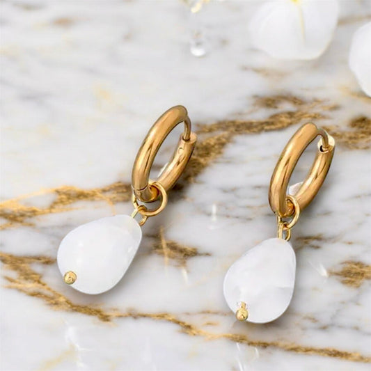 Elegante goldene Ohrringe mit tropfenförmigem Bergkristall - CrystalScents