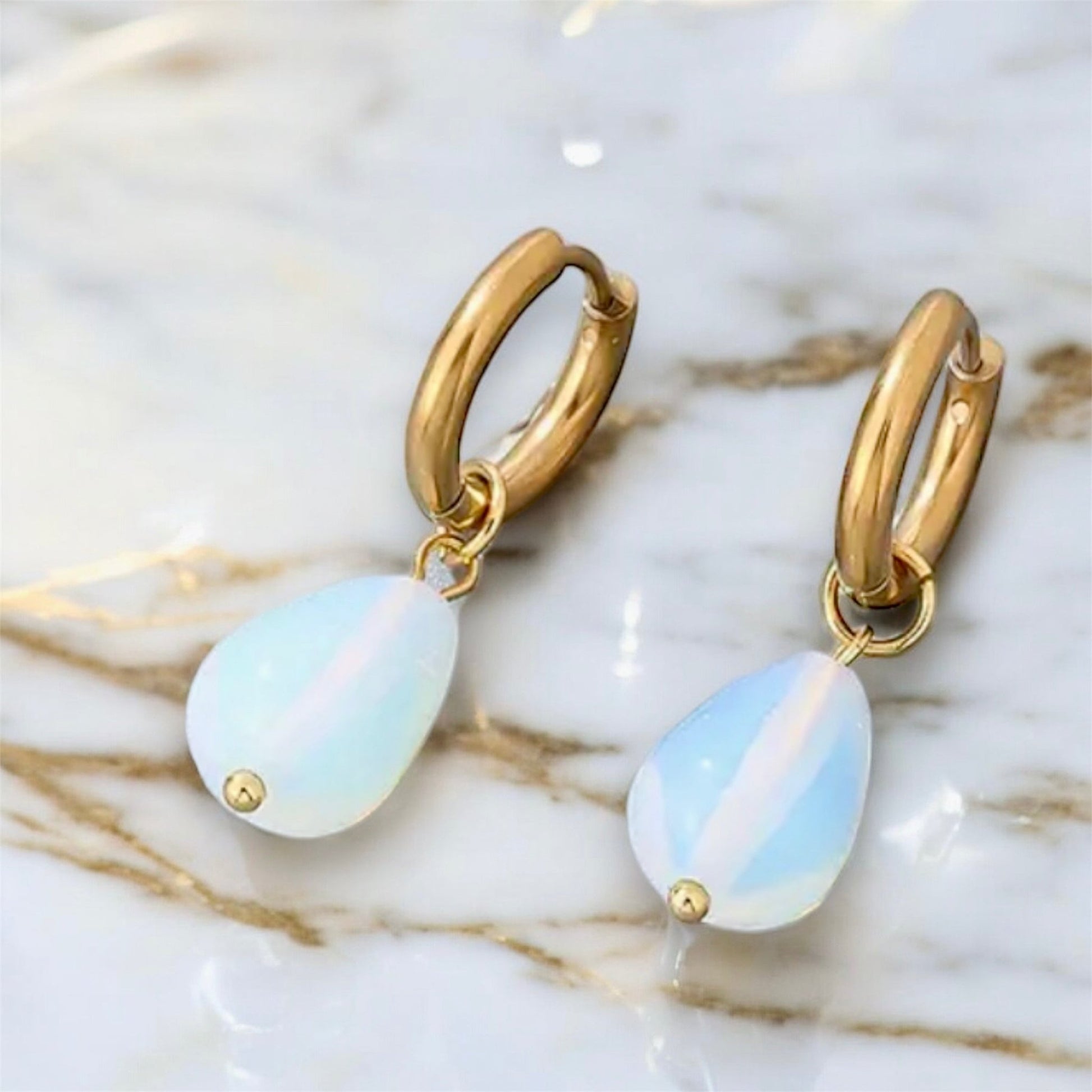 Elegante goldene Ohrringe mit tropfenförmigem Opalit - CrystalScents