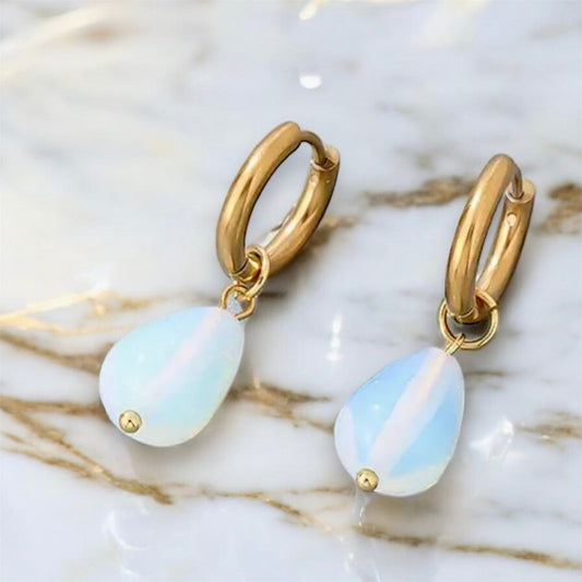 Elegante goldene Ohrringe mit tropfenförmigem Opalit - CrystalScents