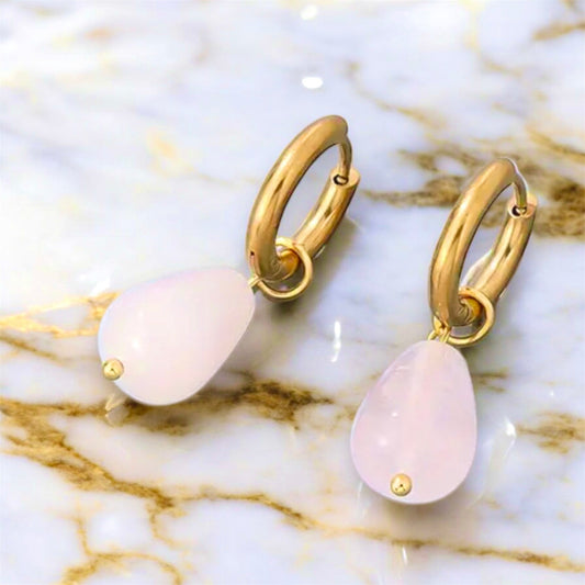 Elegante goldene Ohrringe mit tropfenförmigen Rosenquarz - CrystalScents