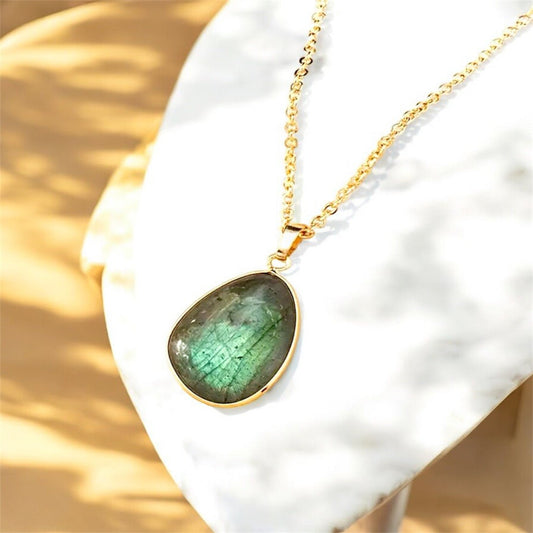 Elegante Goldkette mit Labradorit Anhänger - CrystalScents