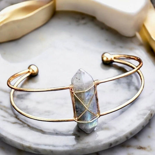 Eleganter goldener Armreif mit Mondstein - Doppelender - CrystalScents