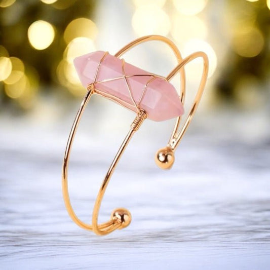 Eleganter goldener Armreif mit Rosenquarz - Doppelender - CrystalScents