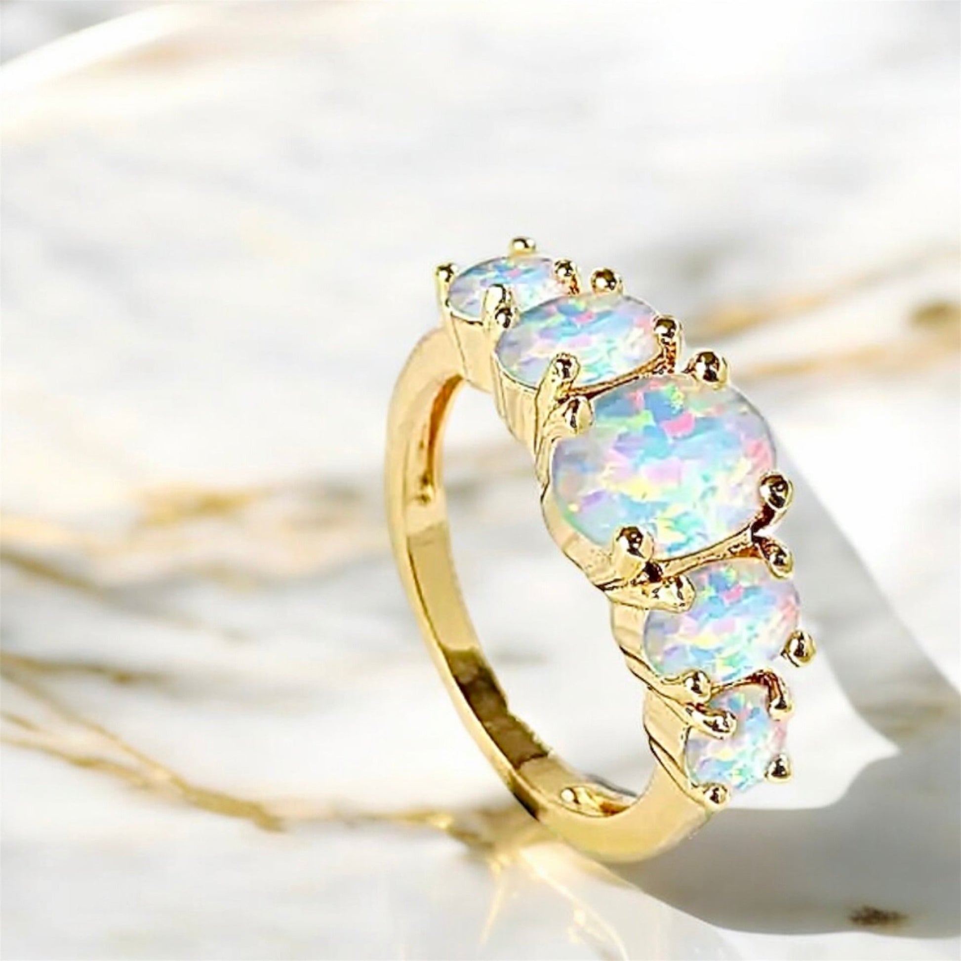 Eleganter goldener Ring mit fünf Opalen - CrystalScents