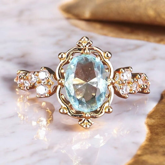 Eleganter goldener Ring mit hellblauem Zirkonia - CrystalScents