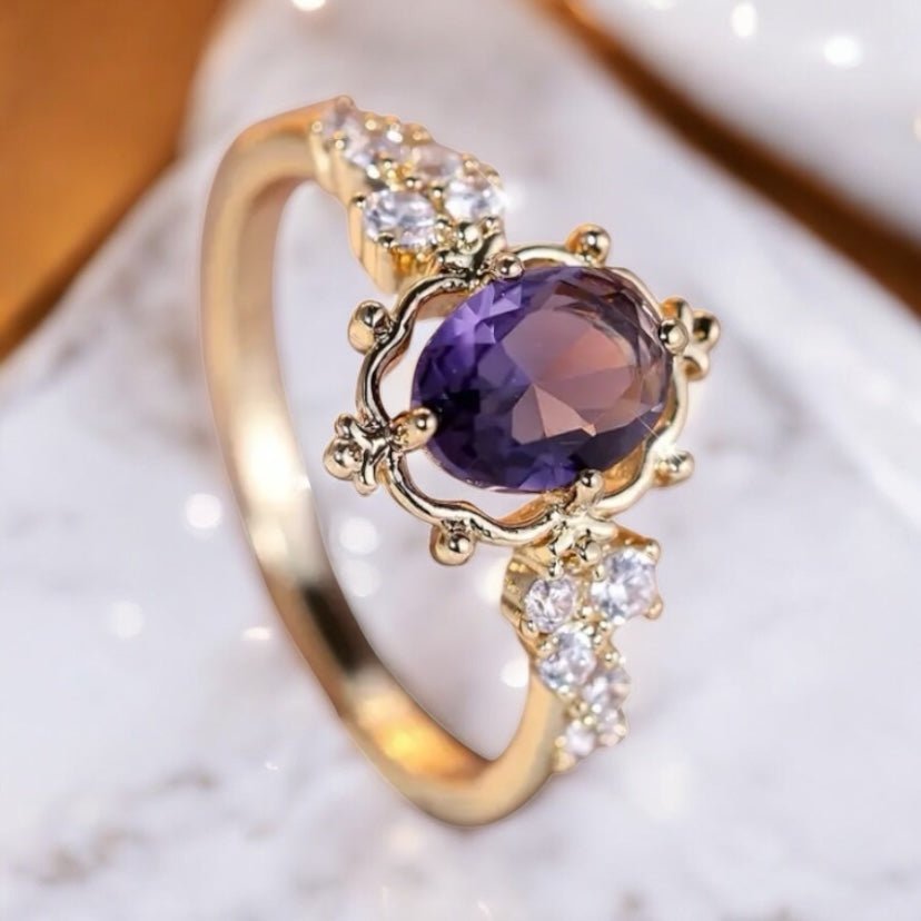 Eleganter goldener Ring mit lila Zirkonia - CrystalScents