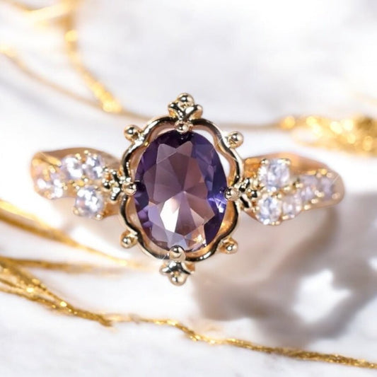 Eleganter goldener Ring mit lila Zirkonia - CrystalScents