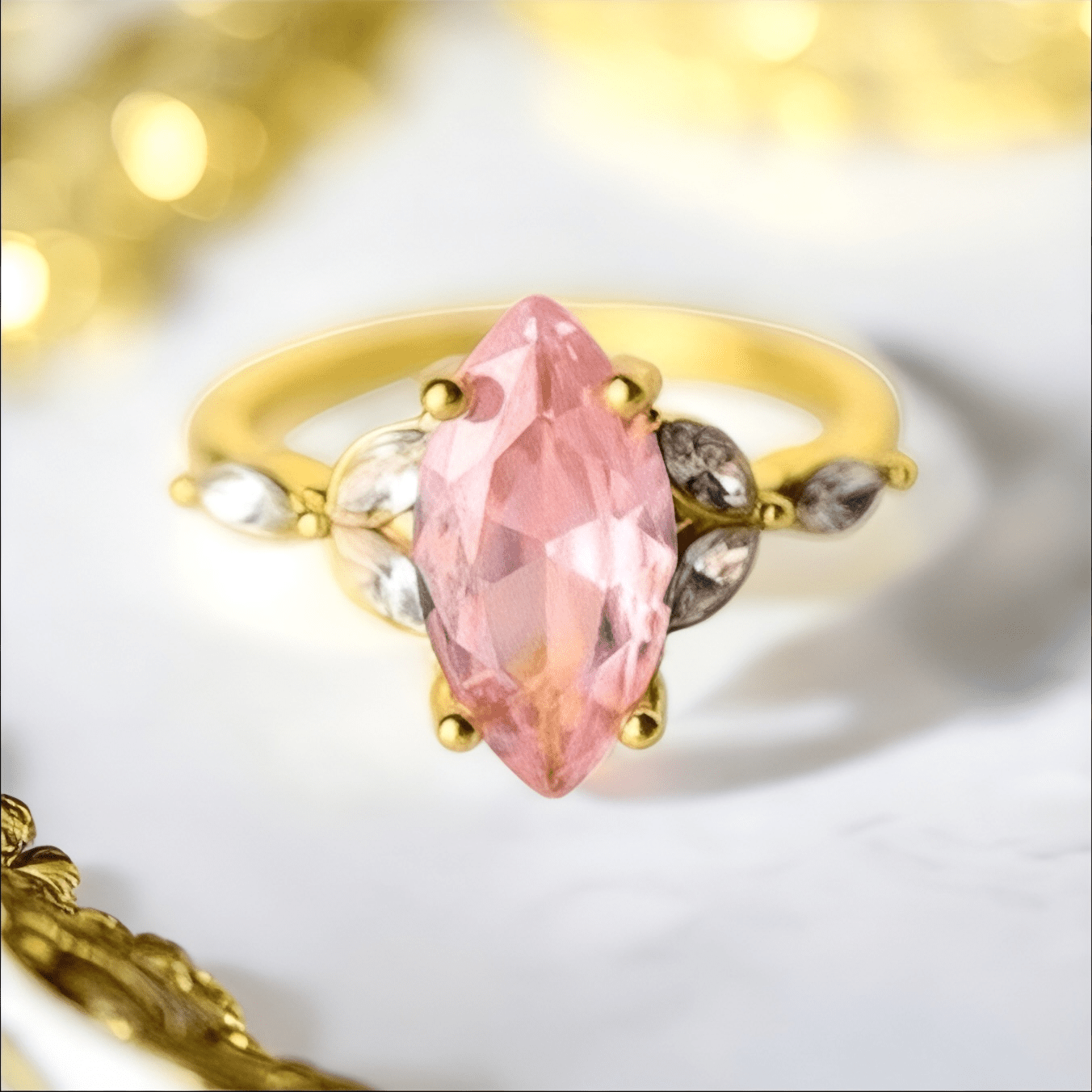 Eleganter goldener Ring mit rosa Zirkonia - CrystalScents