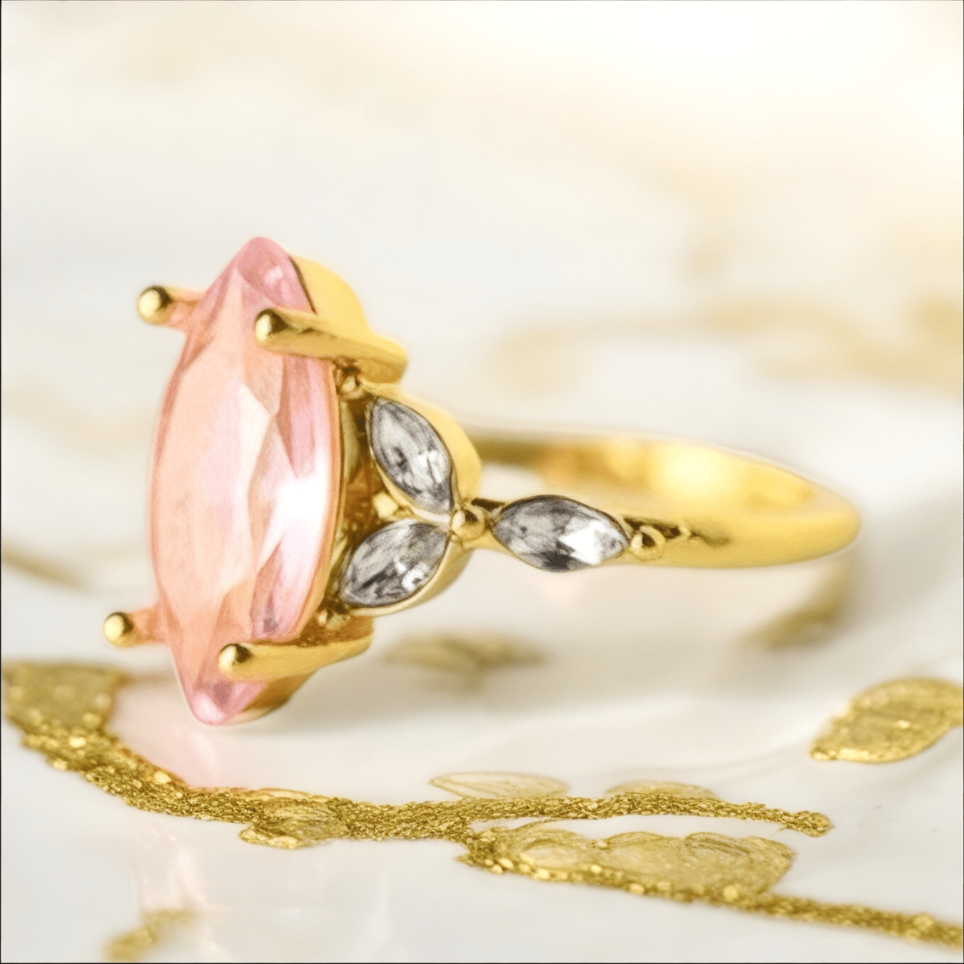 Eleganter goldener Ring mit rosa Zirkonia - CrystalScents