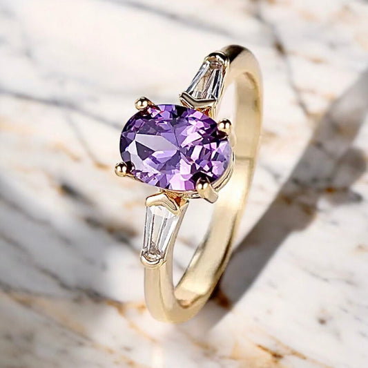 Eleganter goldener Ring mit violettem Zirkonia - CrystalScents