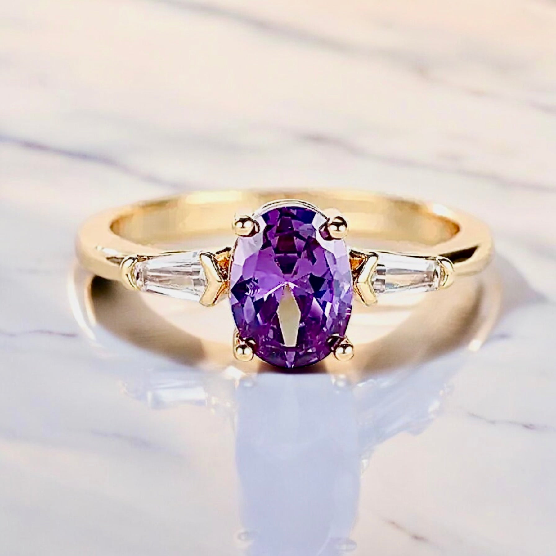 Eleganter goldener Ring mit violettem Zirkonia - CrystalScents