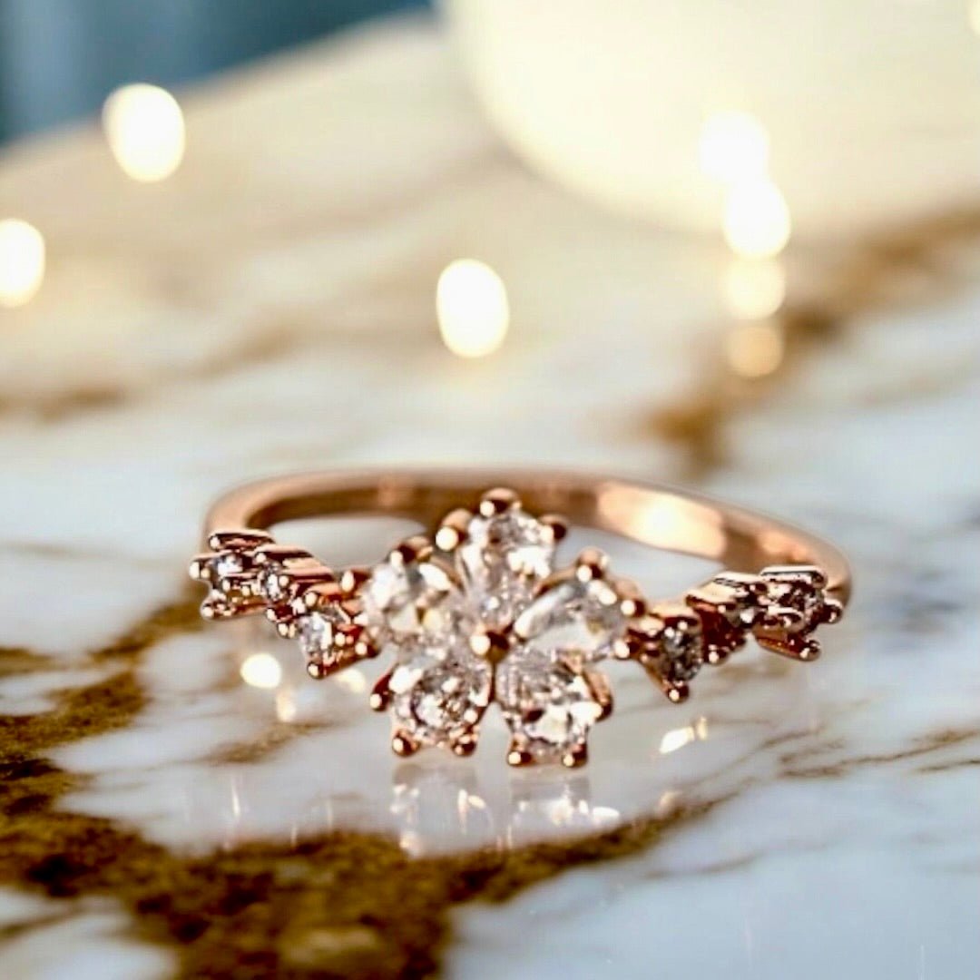 Eleganter roségoldener Ring mit funkelnder Blume - CrystalScents