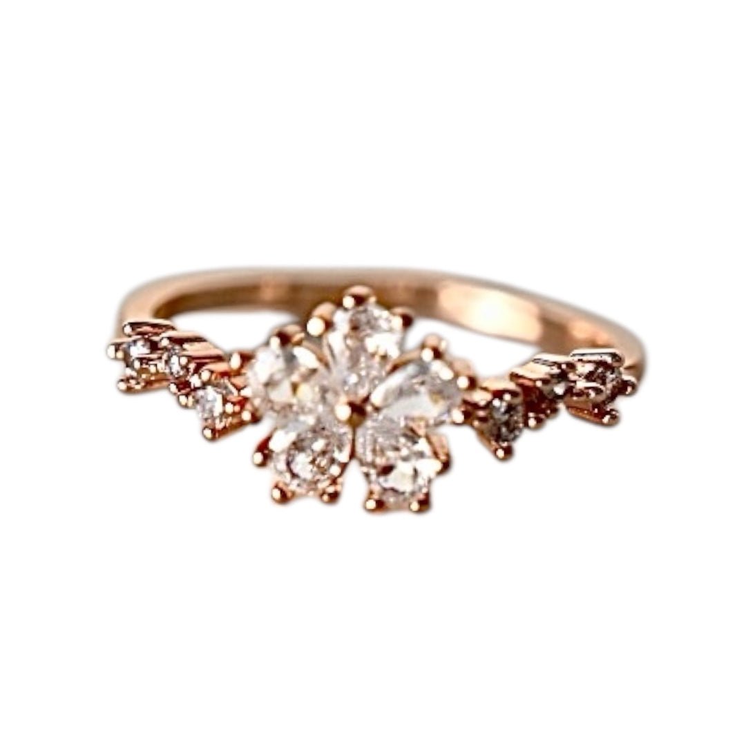Eleganter roségoldener Ring mit funkelnder Blume - CrystalScents