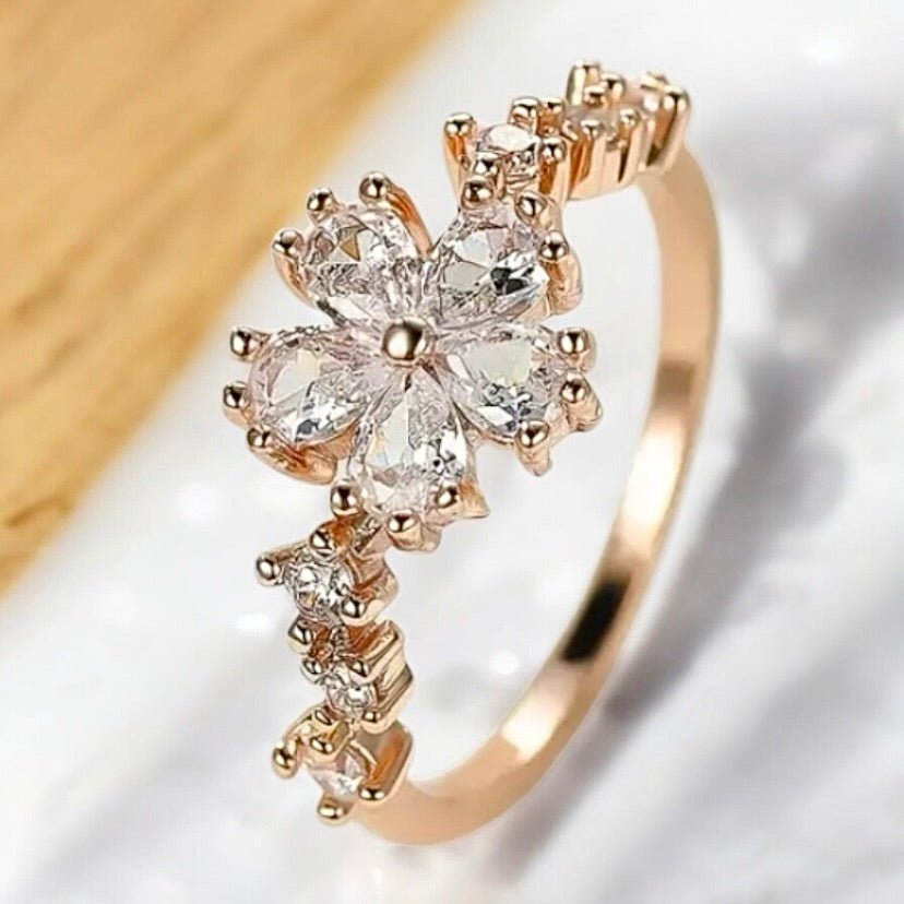 Eleganter roségoldener Ring mit funkelnder Blume - CrystalScents