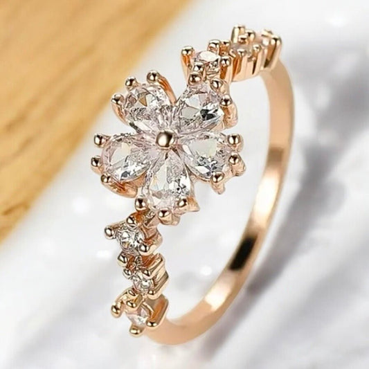 Eleganter roségoldener Ring mit funkelnder Blume - CrystalScents