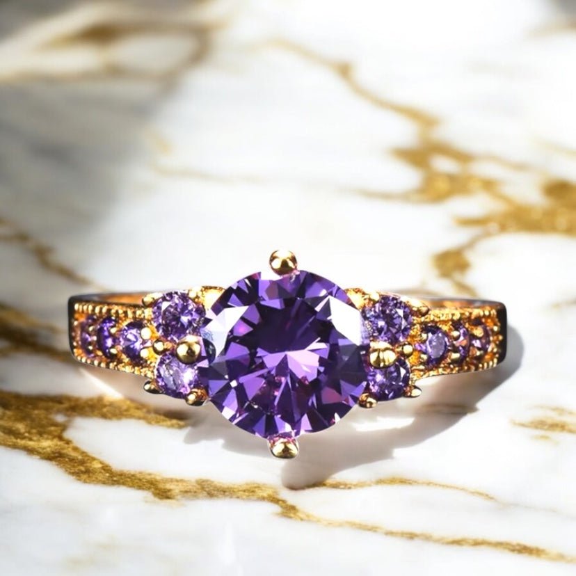 Eleganter roségoldener Ring mit rundem violettem Zirkonia - CrystalScents