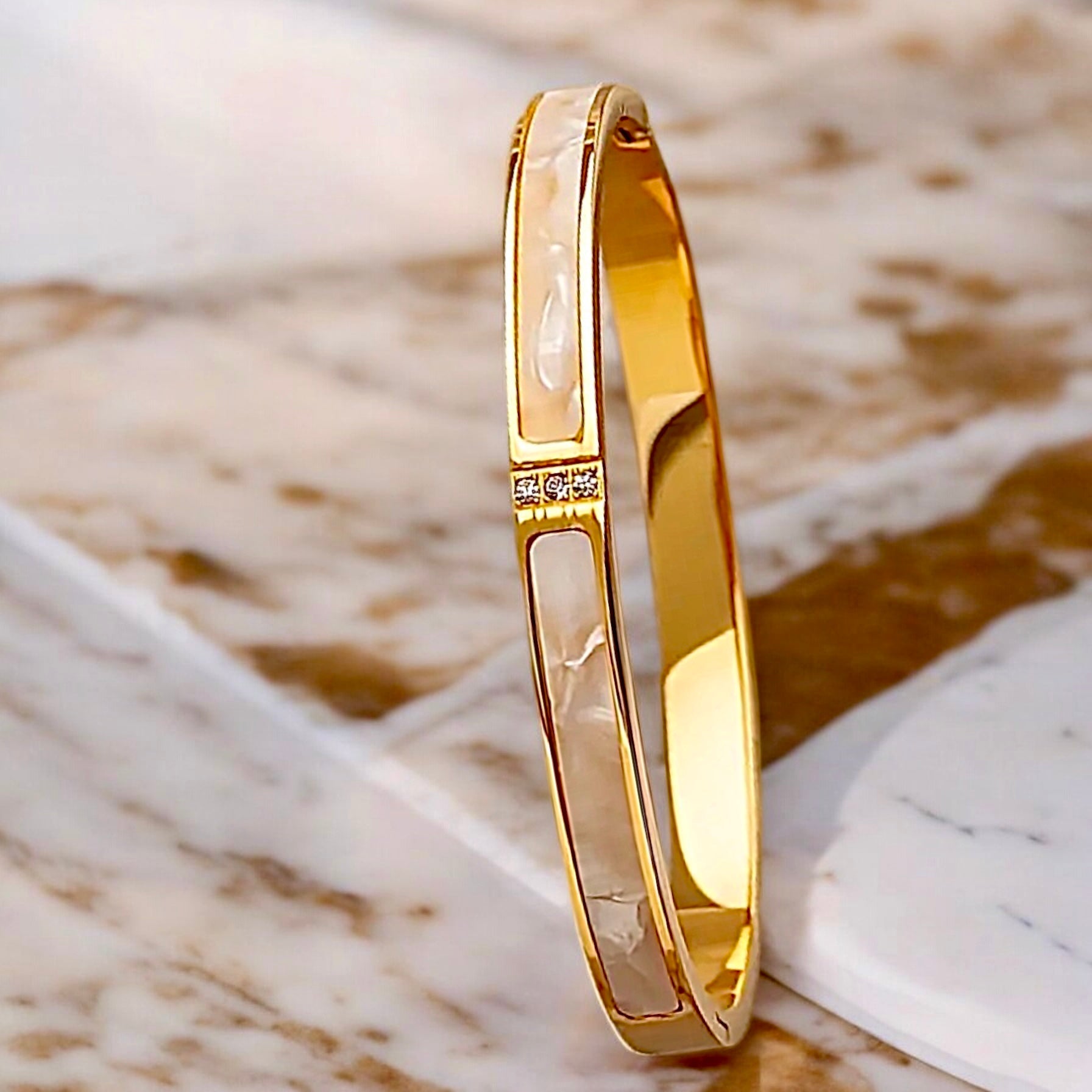 Elegantes Armband mit Muschelakzenten Gold - CrystalScents