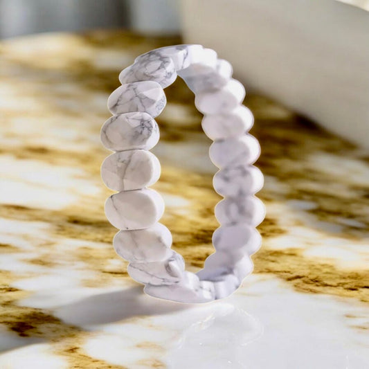 Facettiertes Howlit Armband - CrystalScents