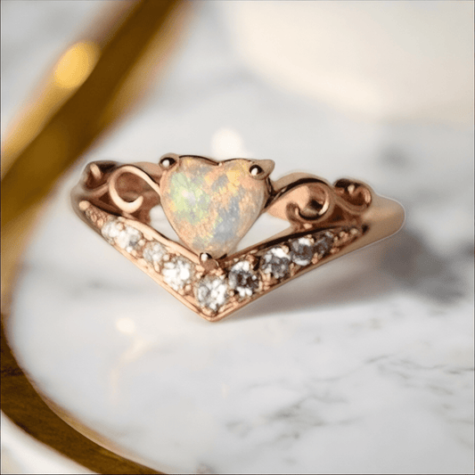 Funkelnder Diadem - Ring mit herzförmigem Opal - CrystalScents