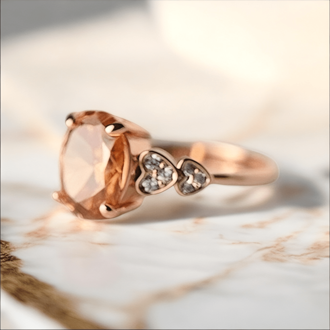Funkelnder roségoldener Ring mit ovalem Zirkonia - CrystalScents