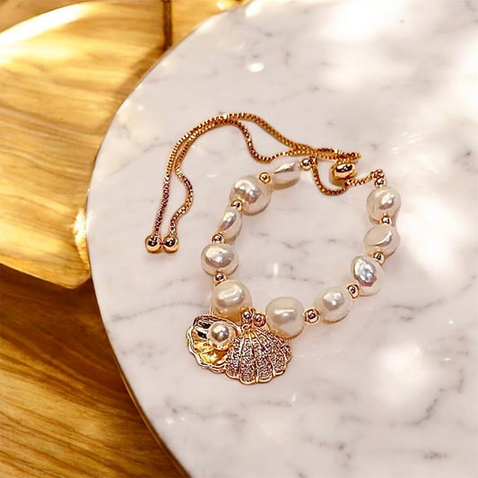 Funkelndes Perlenarmband mit Muschelanhänger - CrystalScents