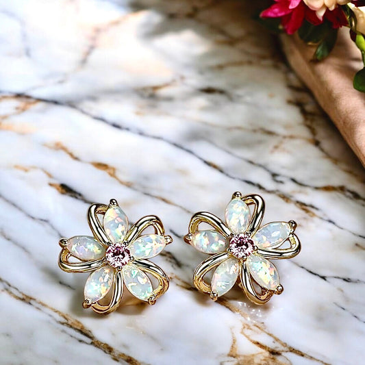 Goldene funkelnde Ohrstecker mit Opal - Blüten - CrystalScents