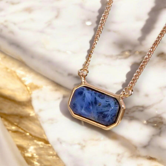 Goldene Halskette mit Edelstein Sodalit - CrystalScents
