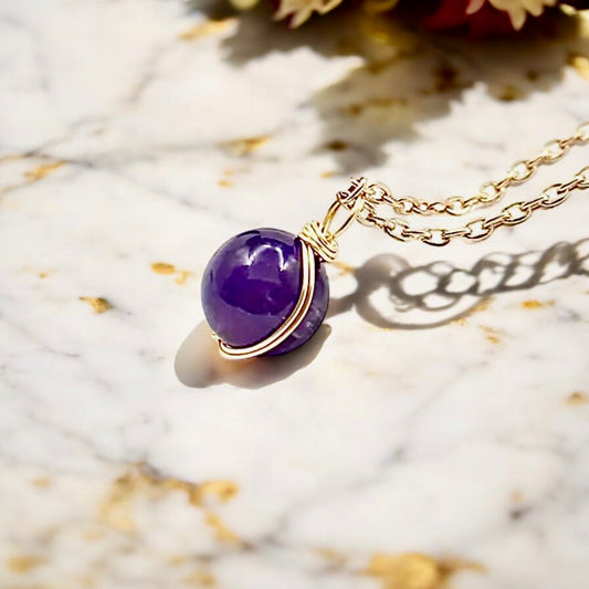 Goldene Halskette mit Edelsteinkugel - Anhänger; Amethyst - CrystalScents